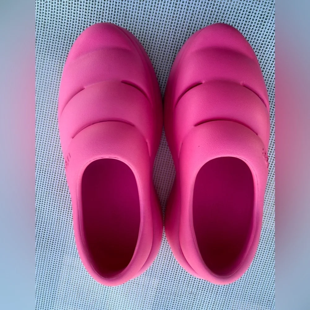 UGG Kids Pink Slip-On Shoes SIZE 4 kids